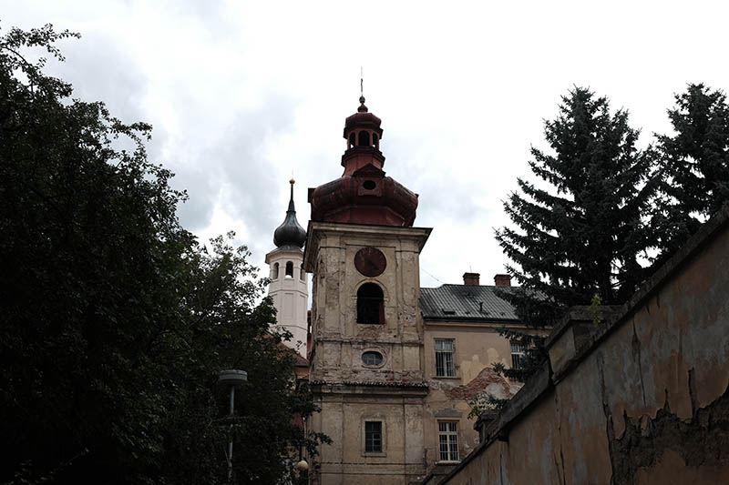Renovierbedürftige Klosterkirche in Kosmonosy