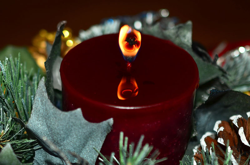 Reflektierende Flamme einer Kerze im geschmolzenem Wachs, Kamera: Nikon D7000 mit 40 mm 2.8 micro